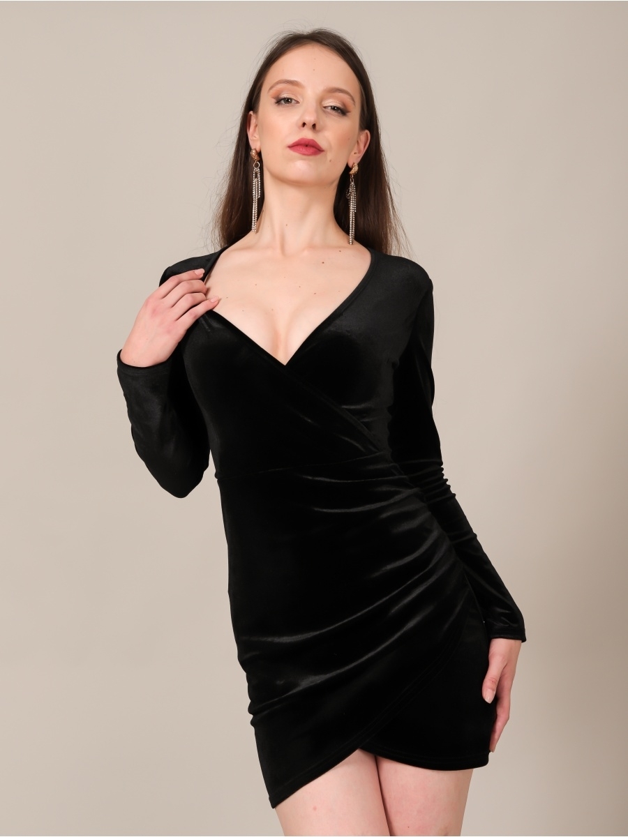 Черное бархатное платье с v образным вырезом