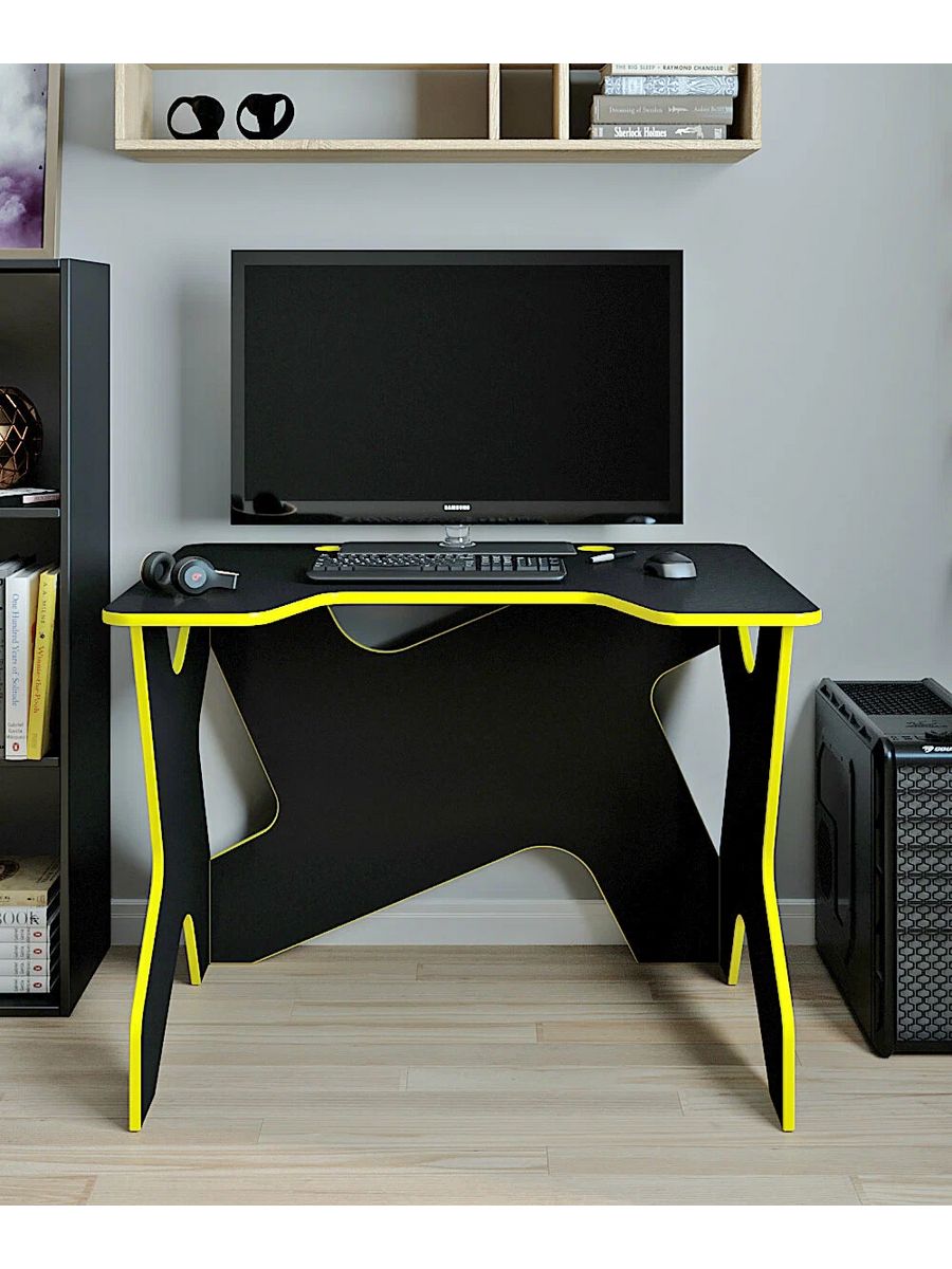 Компьютерный стол вместе со шкафом для одежды