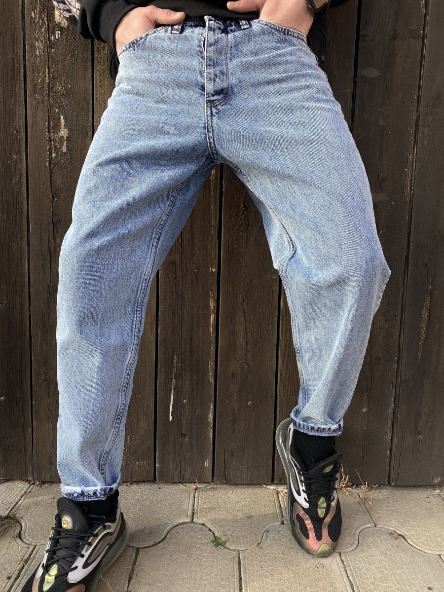 Фото мужские джинсы бананы серые