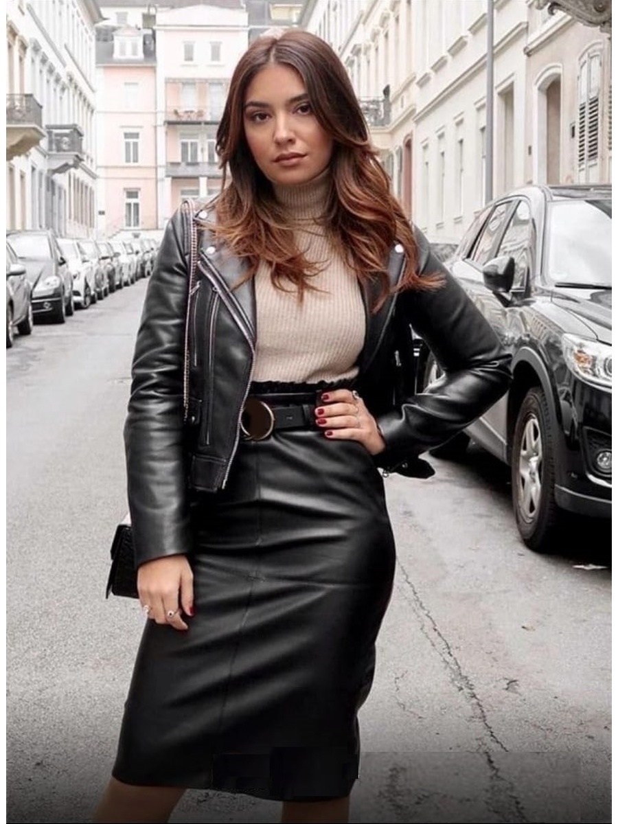 Скарлетт Йоханссон Leather skirt